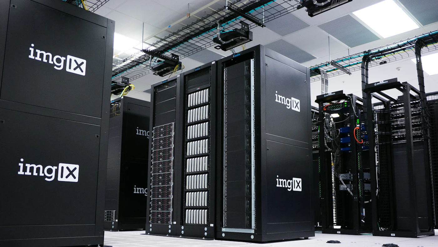 Fileiras de racks de servidores dentro de um data center