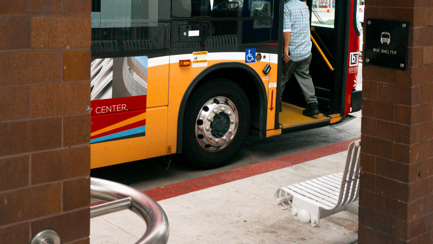 Passageiro embarcando em um ônibus urbano em uma estação