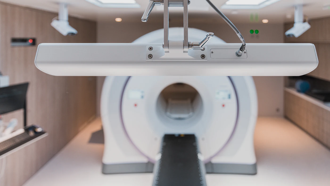 Equipamento de diagnóstico por imagem em uma sala hospitalar